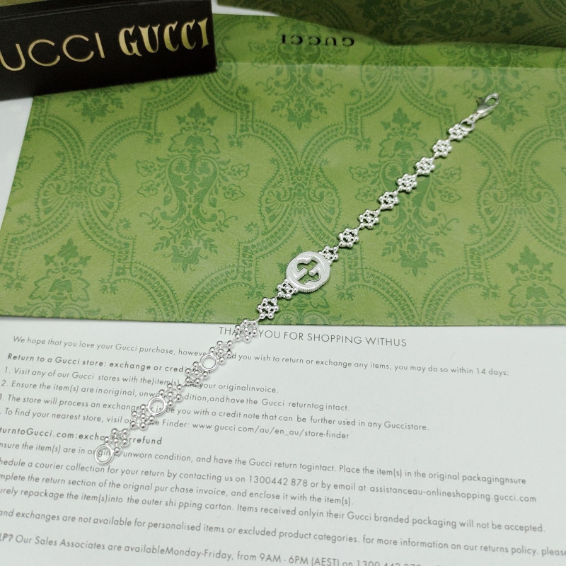 G*u*i necklaces